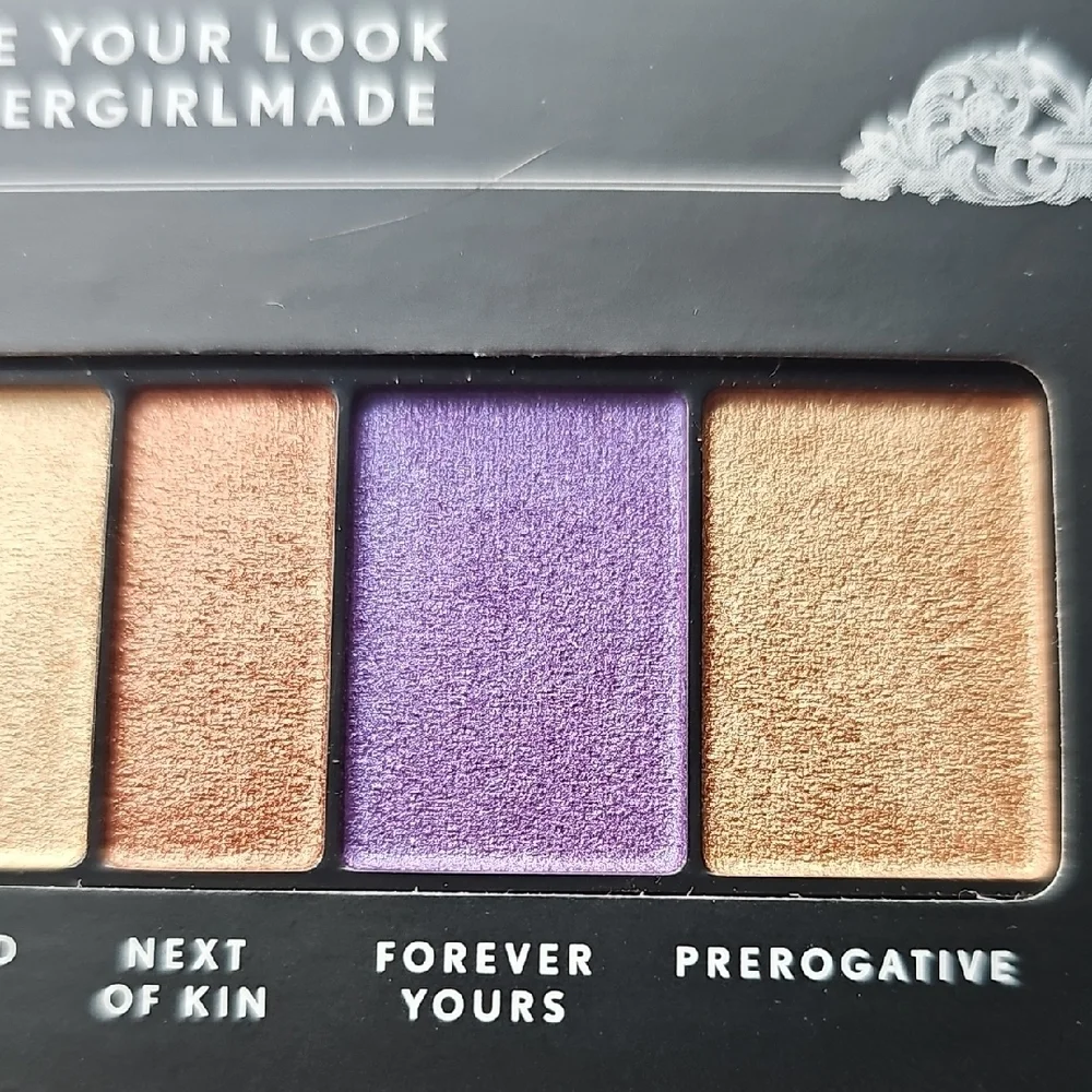 New COVERGIRL Reign Eyeshadow Palette Royalty Collection Queen Smokey Eyeshadow